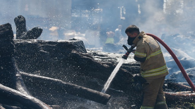 İzmir deki orman ürünleri fabrikasında korkutan yangın