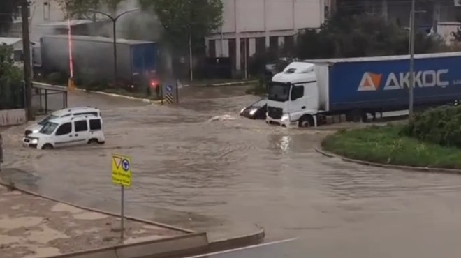 İzmir güne sağanakla uyandı!