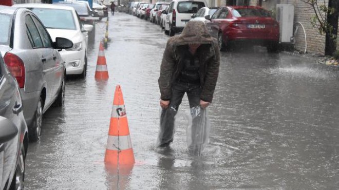 İzmir i yağmur vurdu! Vatandaş yaratıcılığını konuşturdu