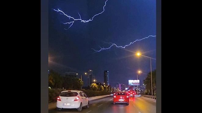 İzmir i yaz günü sağanak vurdu!