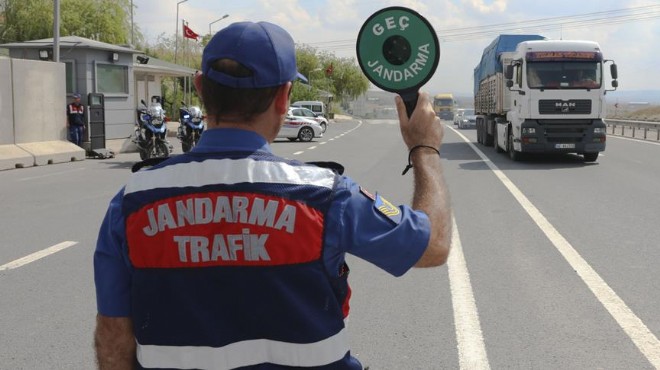 İzmir in haftalık trafik raporu... Kaç sürücüye ceza kesildi?