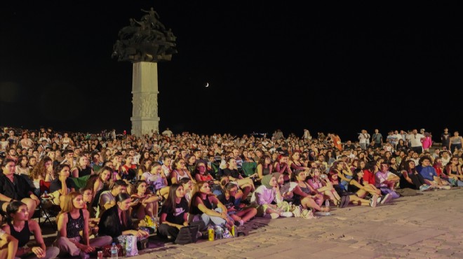 İzmir in meydanlarında milli heyecan!