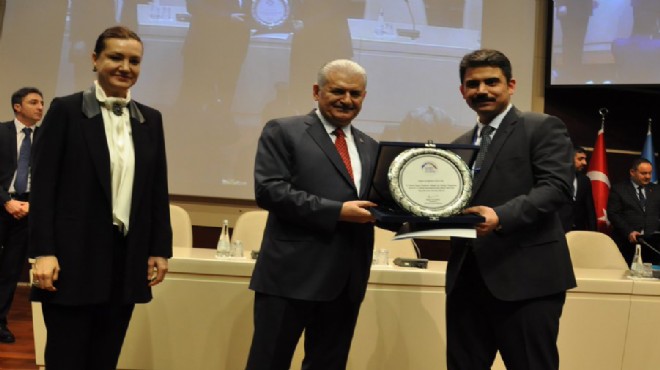 İzmir in siyaset akademisi birincileri ödüllerini Başbakan dan aldı