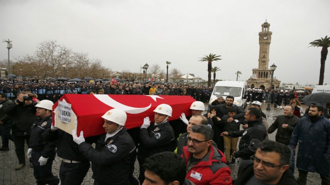 İzmir ‘kahramanı’nı uğurladı, gökyüzü bile ağladı!