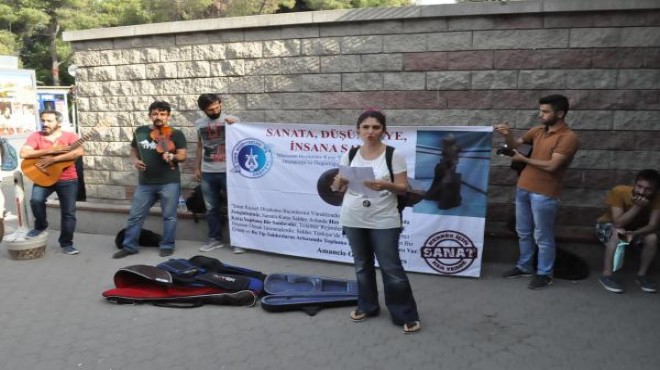 İzmir Metrosu’nda heykele saldırıya müzikli protesto