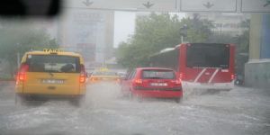 İzmir’de yaz günü yağmur sürprizi 