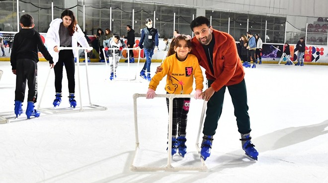 İzmirli çocuklar buz pistinde eğlendi