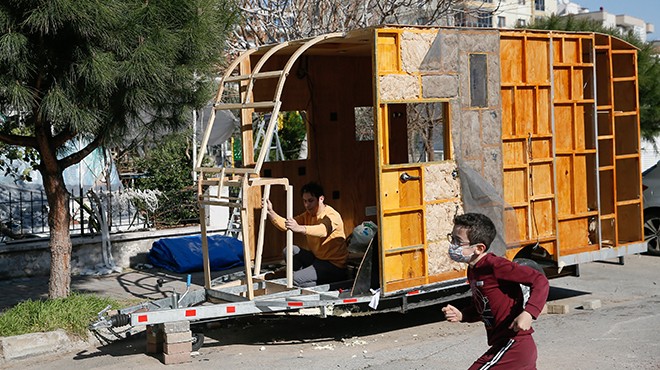 İzmirli memur kendi karavanını inşa ediyor