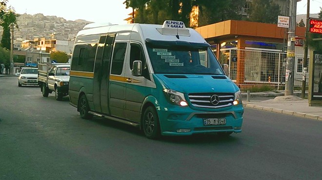 İzmirli minibüsçülerden örnek hareket... Günlük kazanç depremzedeye!