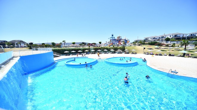 İzmirliler akın etti... Eğlencenin merkezi Oasis Aquapark