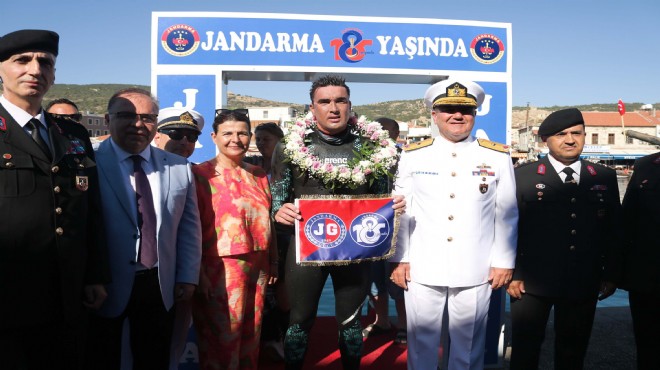 Jandarmanın kuruluş yıl dönümünü yüzerek kutladı... Karaburun dan Foça ya kulaç!