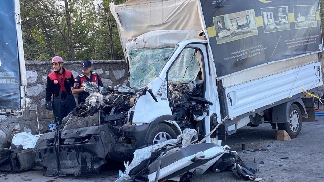 Kamyonet park halindeki TIR a çarptı: 3 ölü