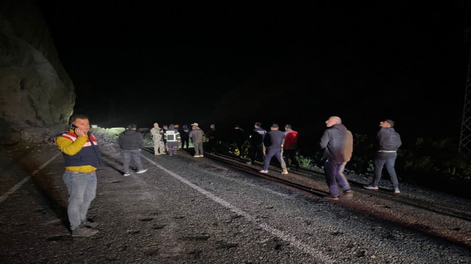 Kara yolunda heyelan: Kamyonet kayalar arasında kaldı!