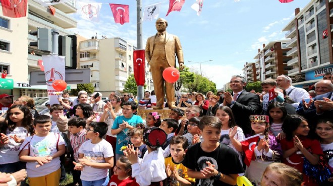 Karşıyaka da Ata nın heykelini binlerce çocuk açtı