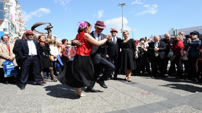 Karşıyaka da coşkulu kortej!