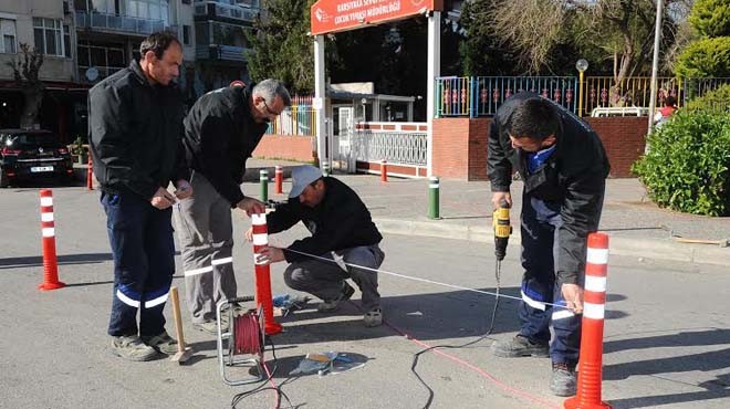 Karşıyaka da kaldırım işgaline dubalı çözüm