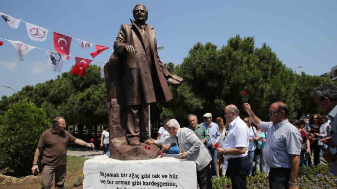 Karşıyaka da usta şair Nazım Hikmet anıldı