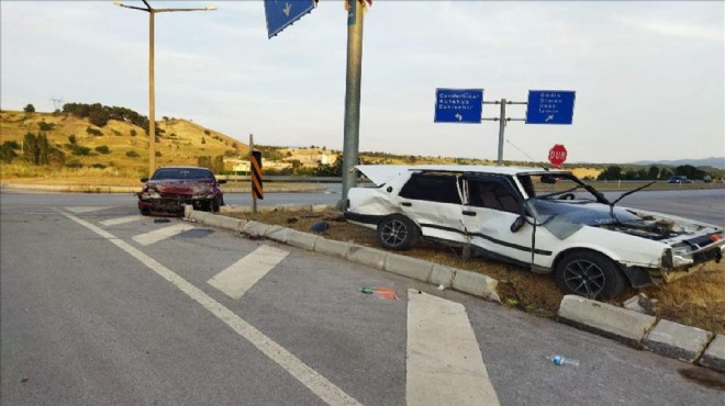 Kavşakta otomobiller çarpıştı: 2 kişi yaralandı