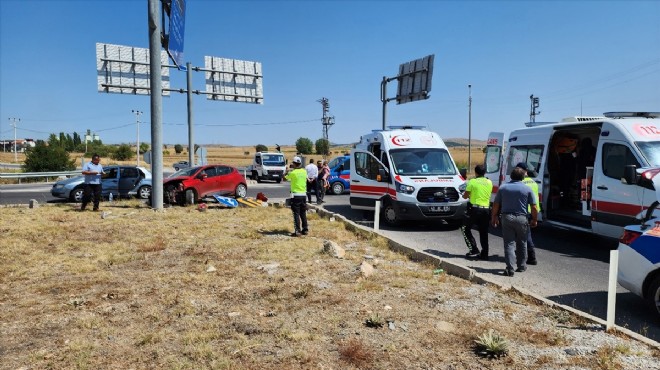 Kavşakta otomobiller çarpıştı: 6 kişi yaralandı!