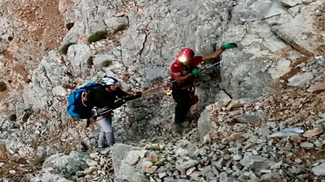 Kayalıklara düşen Letonyalı paraşütçü kurtarıldı