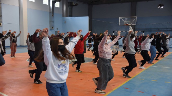 Kemalpaşa Halk Dansları Topluluğu 23 Nisan a hazırlanıyor