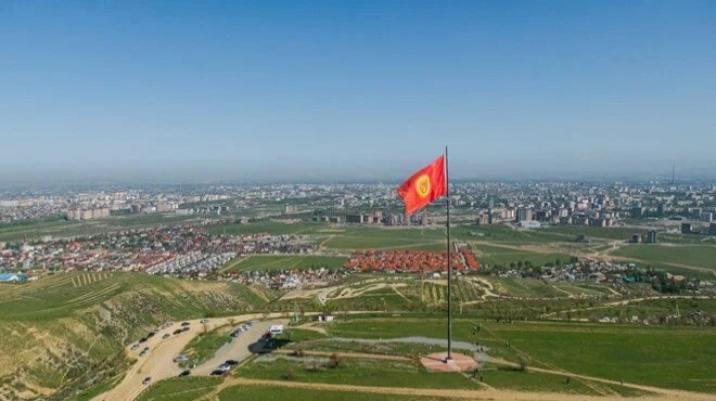 Kırgızistan bayrak değiştiriyor