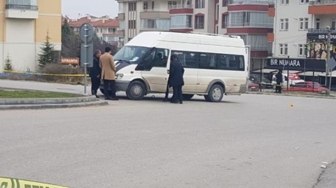 Kırmızı ışıkta kanlı pusu... Şoför yaralandı!