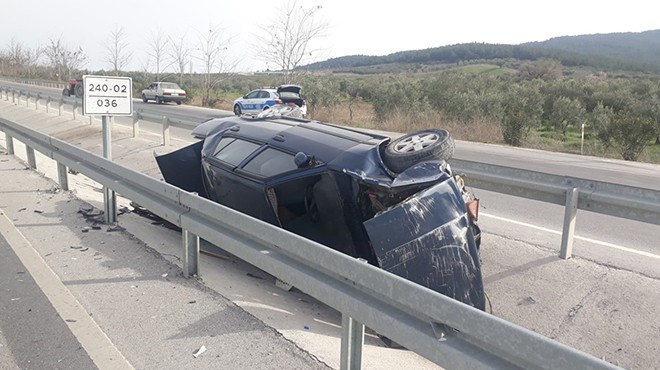 Kontrolden çıkan otomobil orta refüje yuvarlandı