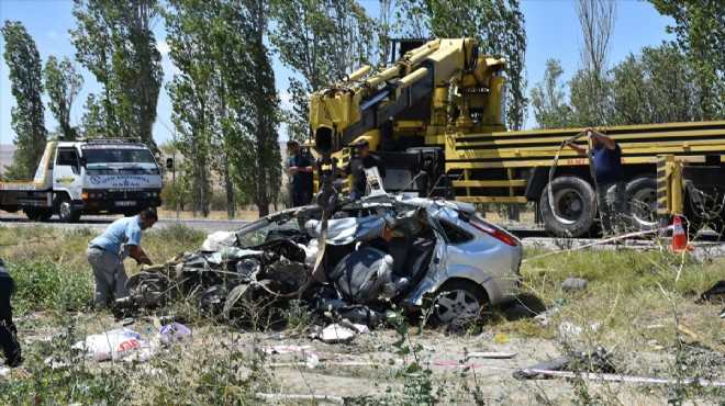 Motor yola fırladı... Korkunç kaza 3 can aldı!