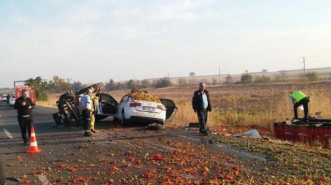 Korkunç kaza! Otomobil traktöre çarptı: 3 ölü