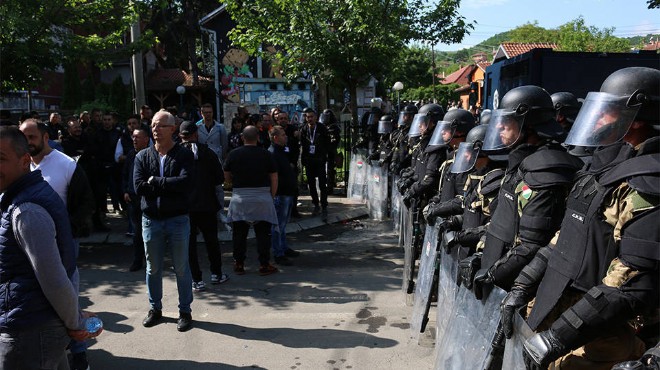 Kosova da tehlikeli gerginlik: 75 yaralı!