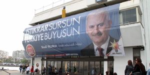 Yıldırım ın afişi CHP ve MHP yi kızdırdı