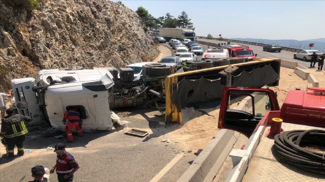 Kum yüklü TIR devrildi... Yol trafiğe kapandı!