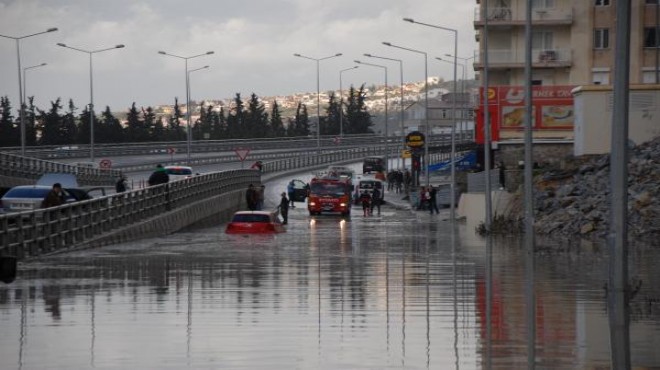 Kuşadası nda 10 dakikalık yağmur trafiği felç etti