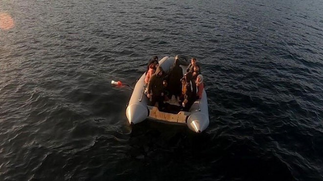 Kuşadası nda Yunanistan ın ittiği 12 göçmen kurtarıldı