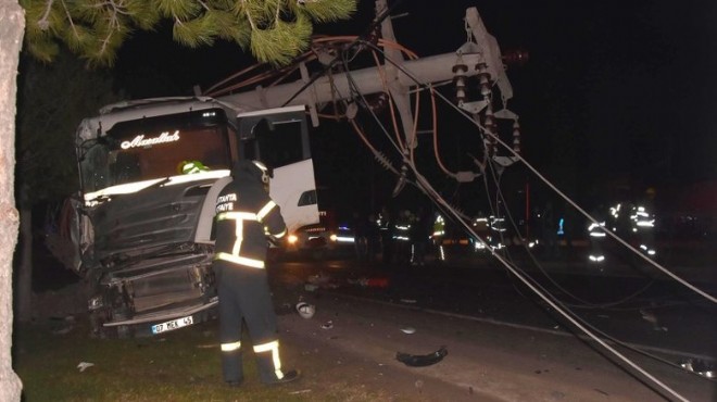 Kütahya da TIR elektrik direğini devirdi!