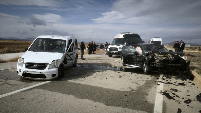 Kütahya da trafik kazası... Aynı aileden 4 yaralı!