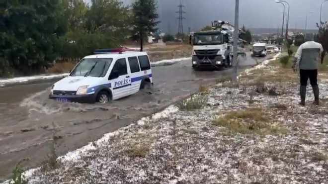 Kütahya yı sağanak vurdu... Semt pazarını su bastı!