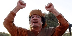 Kaddafi yüzünü gösterdi, başkentte çatışma!