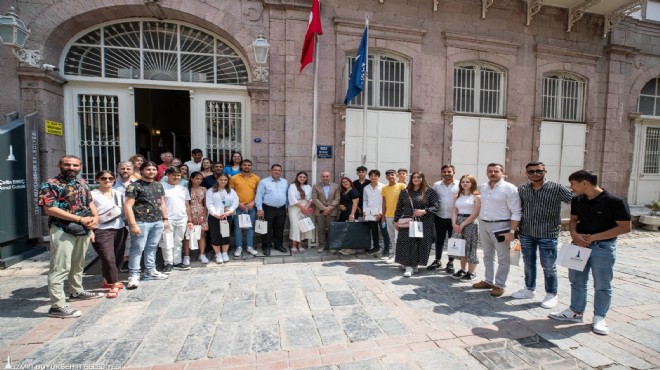 Litvanya’dan gelen Roman gençler Başkan Soyer’i ziyaret etti