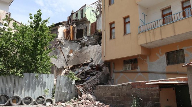 Malatya da ağır hasarlı 4 katlı binanın bir kısmı çöktü