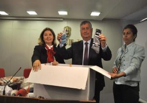 CHP li Keskin Bakan Zeybekçi nin  hediye paketi ni açtı!