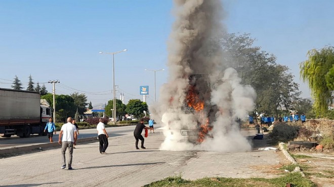 Manisa da futbolcuları taşıyan otobüs yandı