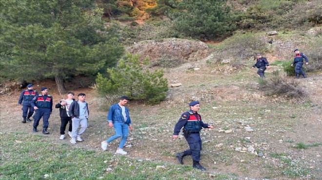 Manisa’da kayalık bölgede mahsur kalan 4 kişi kurtarıldı