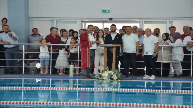 Manisa da yüzme antrenörü çiftin nikahı havuz tesislerinde kıyıldı