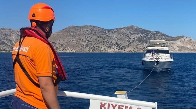 Marmaris açıklarında sürüklenen tekne kurtarıldı