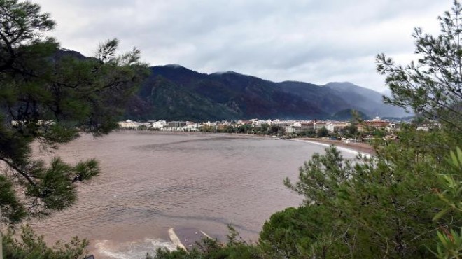 Marmaris te denizin rengi kahverengi oldu