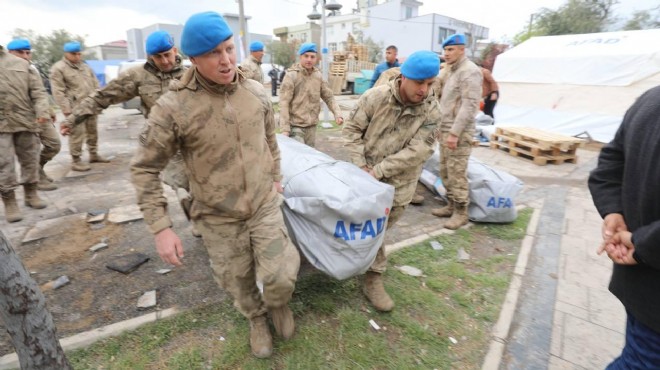 Mehmetçik deprem bölgesinde yaraları sarmaya devam ediyor