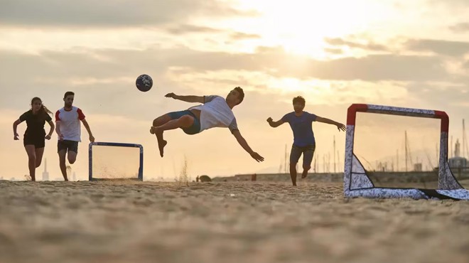 Menderes’te plaj futbolu şöleni!