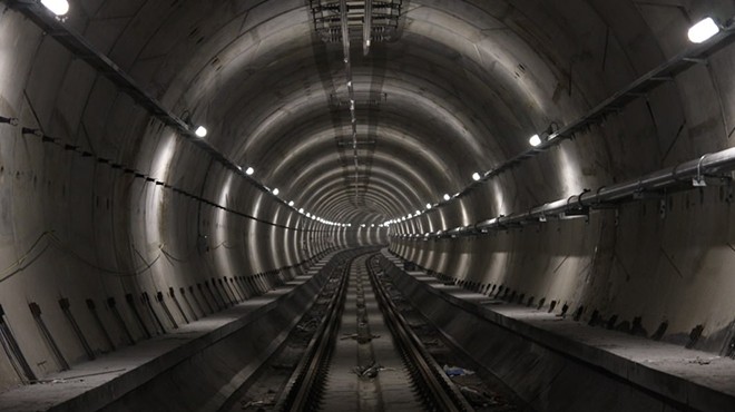 Metro arıza yaptı... Tüneli yürüyerek bitirdiler!